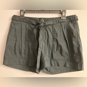 Mossimo Women’s Fitted Shorts, Size 6, Black.